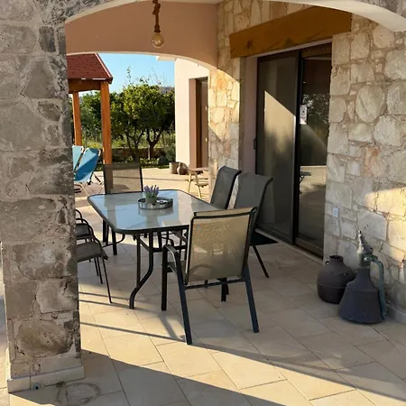 4-bedroom With Private Pool & Citrus Garden Vila Pegeia